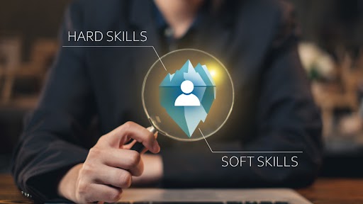 imagem Conceito de Soft skills e Hard skills, com um modelo de iceberg ao centro.